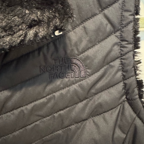 North Face Reversible Vest with Fur- NWOT - Picture 4 of 11